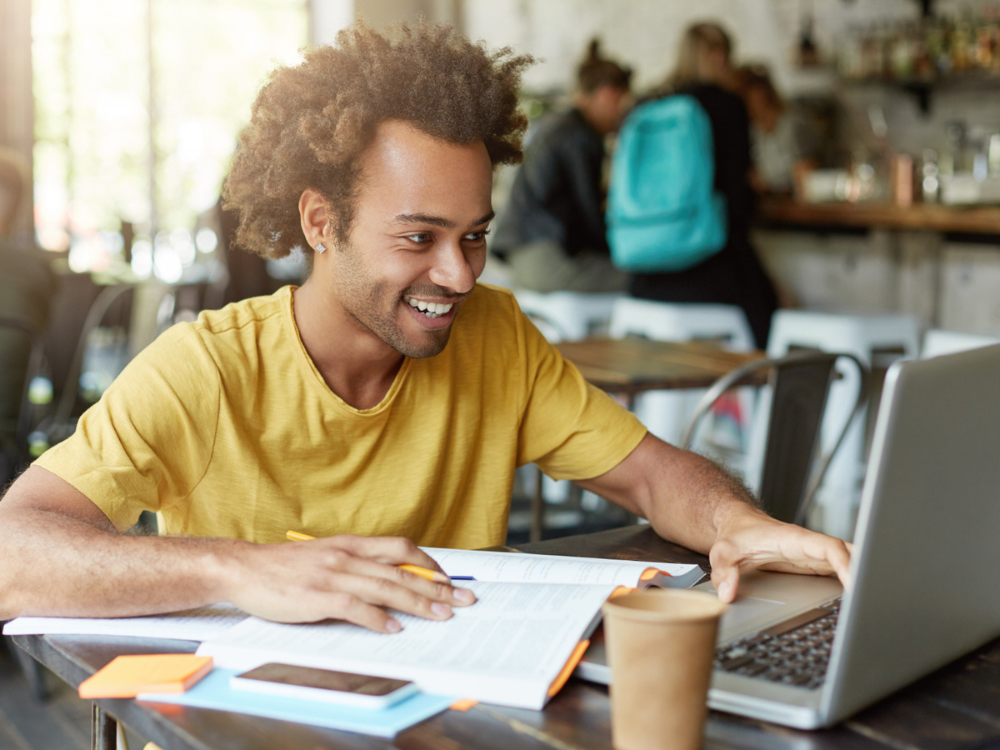 Conheça 4 cursos gratuitos para fazer nas férias ministrados pela ADSPLAY Educação.
